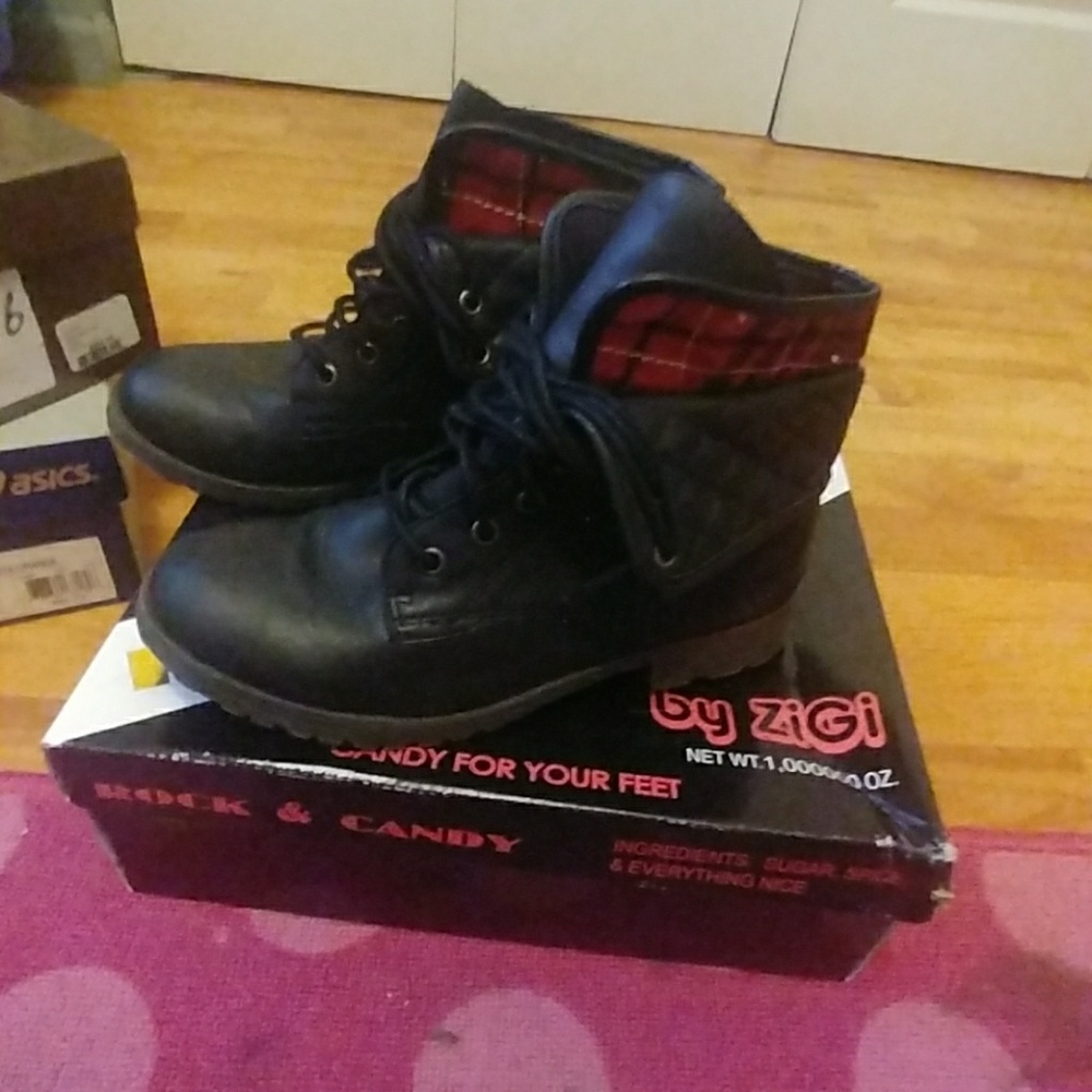 Boots - Picture 4 of 4